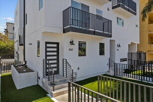 860 N Hudson Ave in Los Angeles, CA - Building Photo