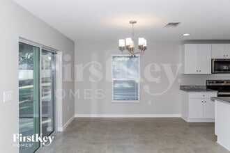 437 Earhart Dr in Davenport, FL - Foto de edificio - Building Photo