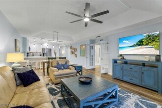 9101 Vanderbilt Dr in Naples, FL - Building Photo - Building Photo