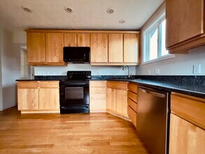 8717 NE Webster St, Unit A in Portland, OR - Building Photo - Building Photo