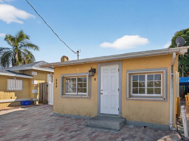964 W Lakewood Rd in West Palm Beach, FL - Building Photo - Building Photo