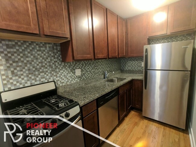 429 W Roscoe St, Unit 425-401 in Chicago, IL - Building Photo - Building Photo
