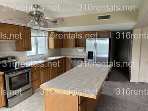 110 Cherry Hills Ct in Hesston, KS - Building Photo - Building Photo