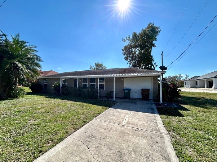 1922 NE 14th St in Cape Coral, FL - Building Photo