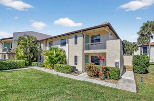 21911 Cypress Dr in Boca Raton, FL - Building Photo