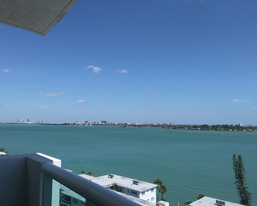 7910 Harbor Island Dr, Unit 8 in North Bay Village, FL - Foto de edificio