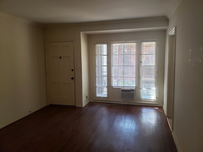 6834 Camrose Dr, Unit Camrose in Los Angeles, CA - Building Photo - Building Photo