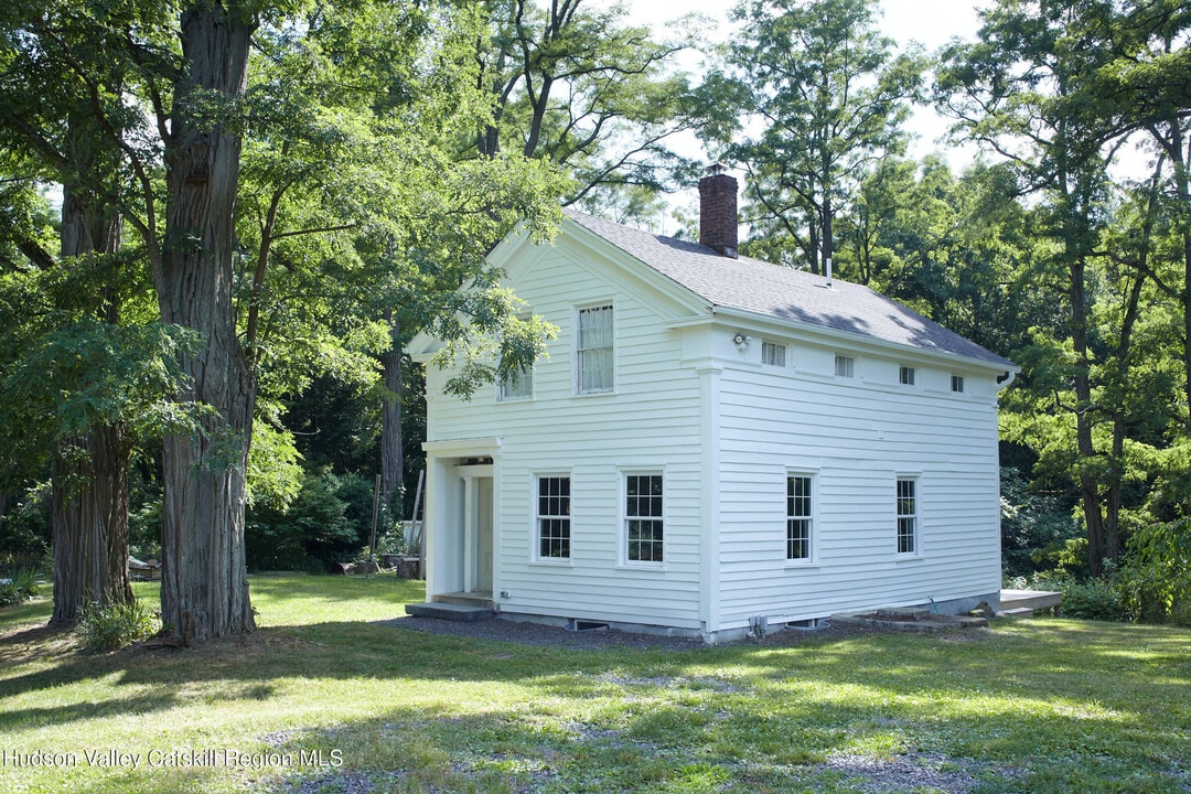 203 Big Woods Rd in Freehold, NY - Building Photo