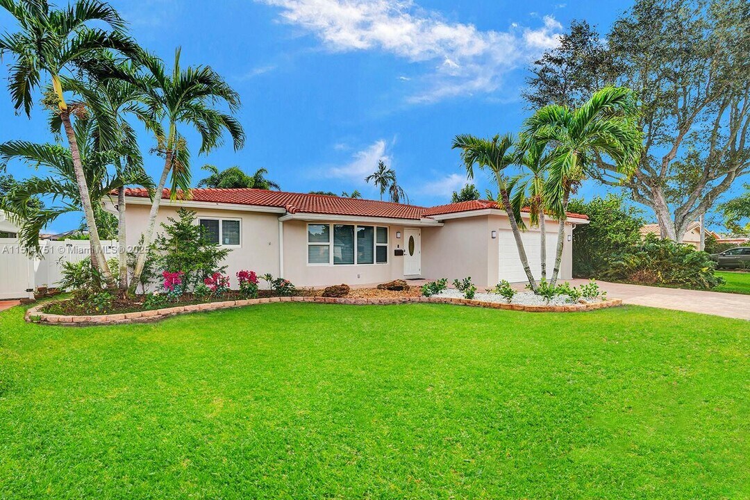 5500 Cleveland St in Hollywood, FL - Building Photo