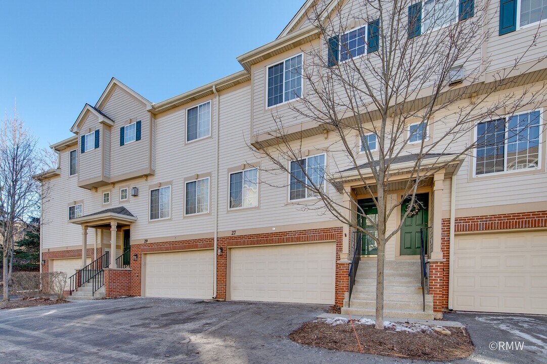 27 Monarch Dr in Streamwood, IL - Building Photo