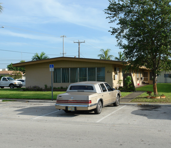 2001-2011 NE 167th St in North Miami Beach, FL - Building Photo - Building Photo