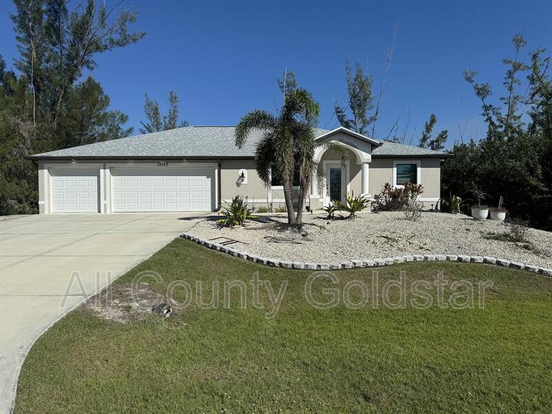 10743 Kearsarge Cir in Port Charlotte, FL - Building Photo