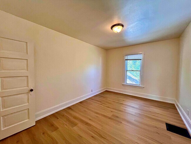 521 Burbank Ave-Unit -2 in Woodstock, IL - Building Photo - Building Photo