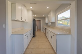 14947 Chatsworth St in Mission Hills, CA - Foto de edificio - Building Photo