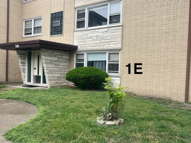 8304 W Forest Preserve Dr in Chicago, IL - Building Photo - Building Photo