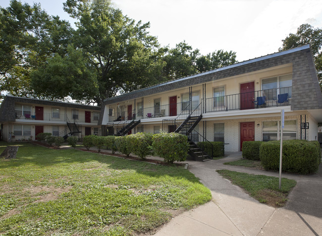 Westwood Apartments in Lockhart, TX - Building Photo - Building Photo