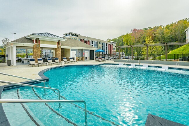 Hawthorne at the W in Chattanooga, TN - Building Photo - Building Photo