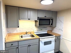 725 W Broad St in Quakertown, PA - Building Photo - Building Photo