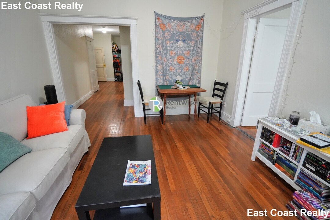 9 Egremont Rd in Boston, MA - Building Photo