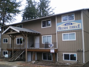 Hillside Terrace Apartments in Oregon City, OR - Foto de edificio - Building Photo