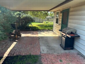 702 E Kezee St in Calvert, TX - Building Photo - Building Photo