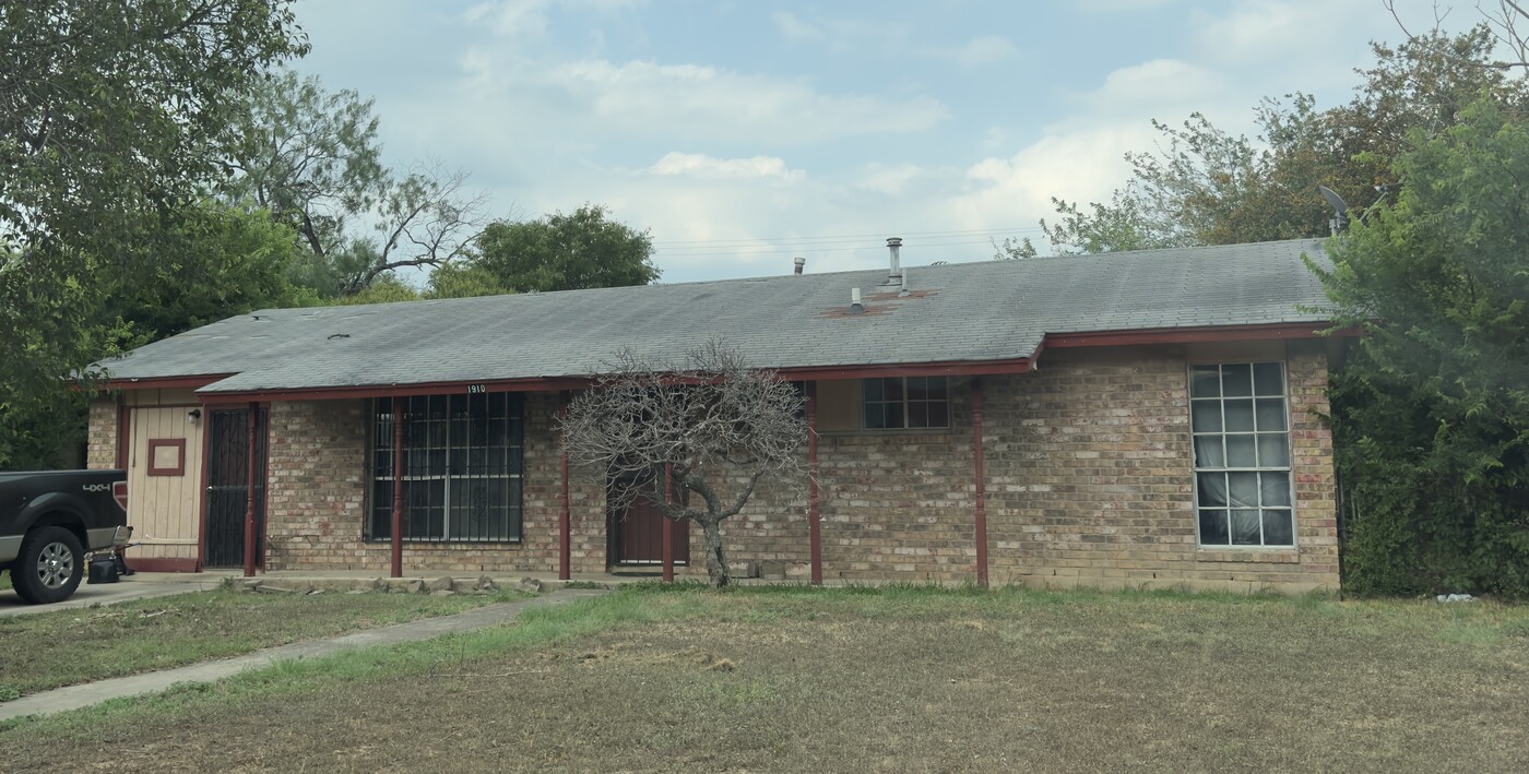 1910 Providence Dr in San Antonio, TX - Building Photo