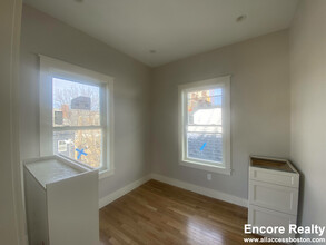 66 Spring St, Unit 3 in Cambridge, MA - Building Photo - Building Photo