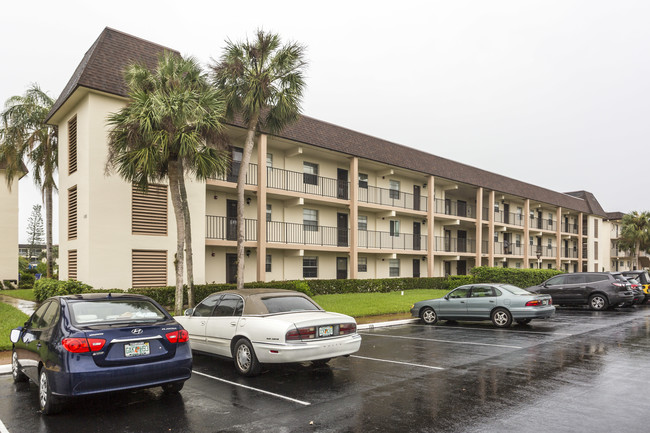 Gulf Winds East in Naples, FL - Building Photo - Building Photo