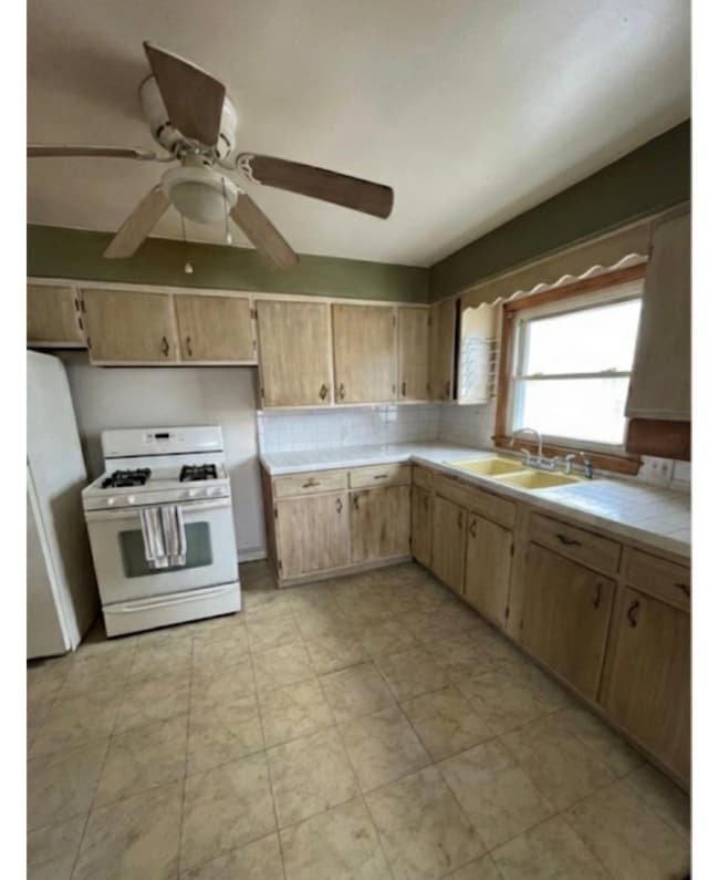 12920 Garland Ave in Cleveland, OH - Foto de edificio - Building Photo