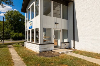 Serenity Manor 55+ Independent Active Living in Indianapolis, IN - Foto de edificio - Building Photo