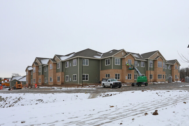 The Courtyard in Sussex, WI - Foto de edificio - Building Photo