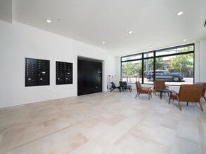 Room in Condo on W Peace St in Raleigh, NC - Building Photo - Building Photo