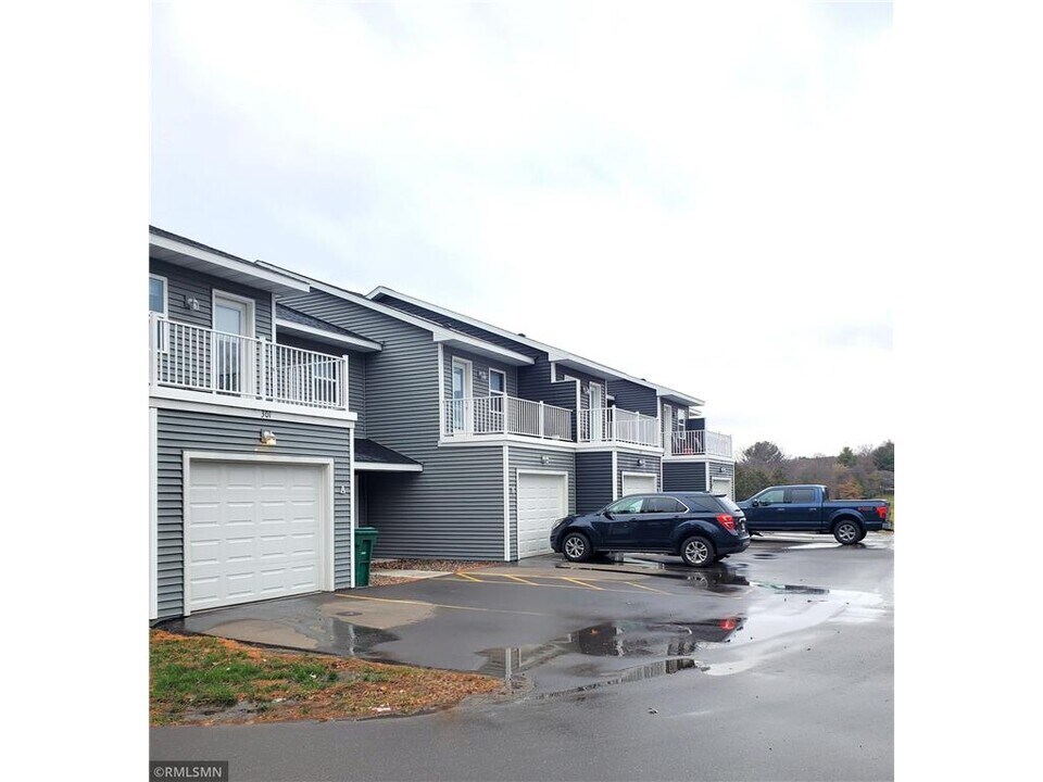 303 S Wasson Ln in River Falls, WI - Building Photo