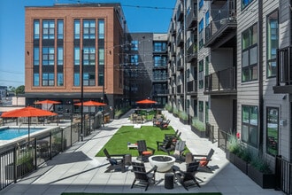 Fifth x Northwest in Columbus, OH - Foto de edificio - Building Photo