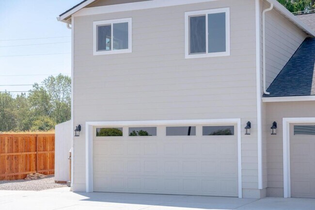 4750 Gebhard Rd in Central Point, OR - Building Photo - Building Photo