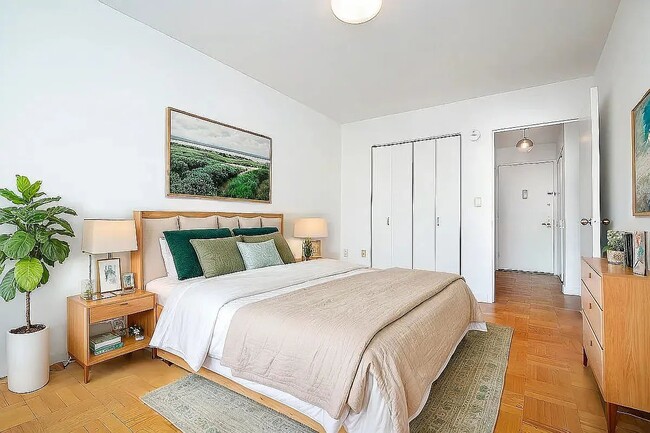 460 W 20th St