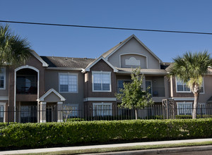 Reata Apartments in Harlingen, TX - Foto de edificio - Building Photo