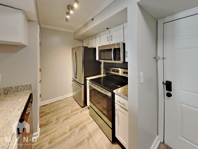 795 Hammond Dr in Atlanta, GA - Foto de edificio - Building Photo