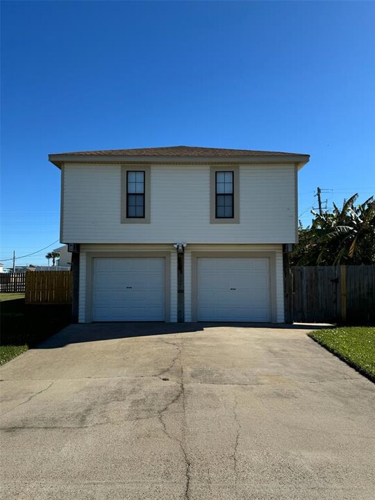 16705 Edward Teach Rd in Jamaica Beach, TX - Building Photo