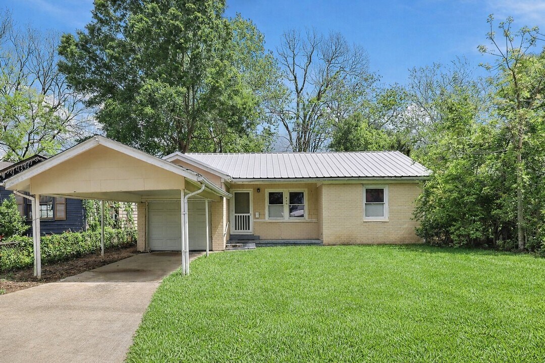 946 Milam St in Liberty, TX - Building Photo