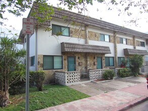 300 80th St-Unit -304 in Miami Beach, FL - Building Photo - Building Photo