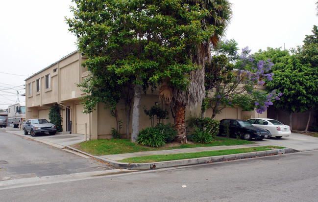 11982 Cedar Ave in Hawthorne, CA - Building Photo - Building Photo