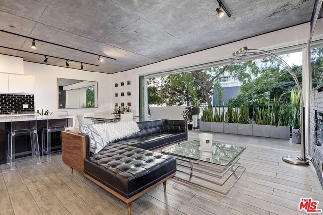 818 N Doheny Dr in West Hollywood, CA - Building Photo - Building Photo