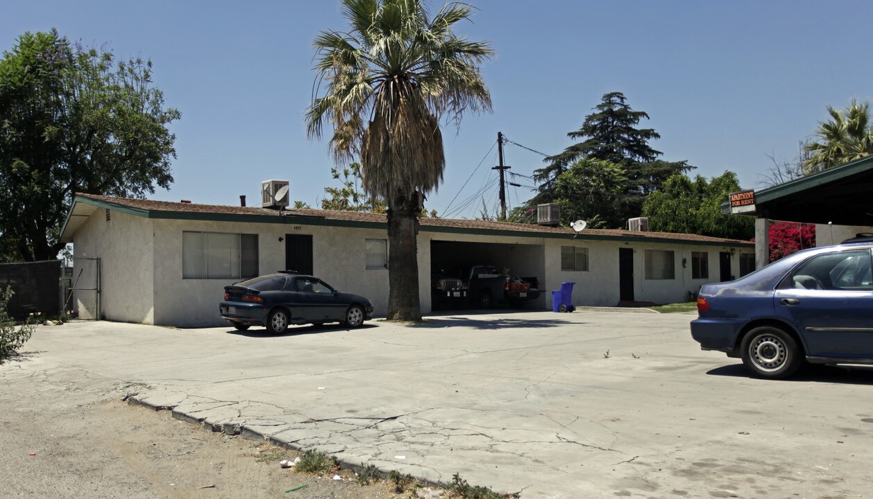 427-435 N Lilac Ave in Rialto, CA - Foto de edificio