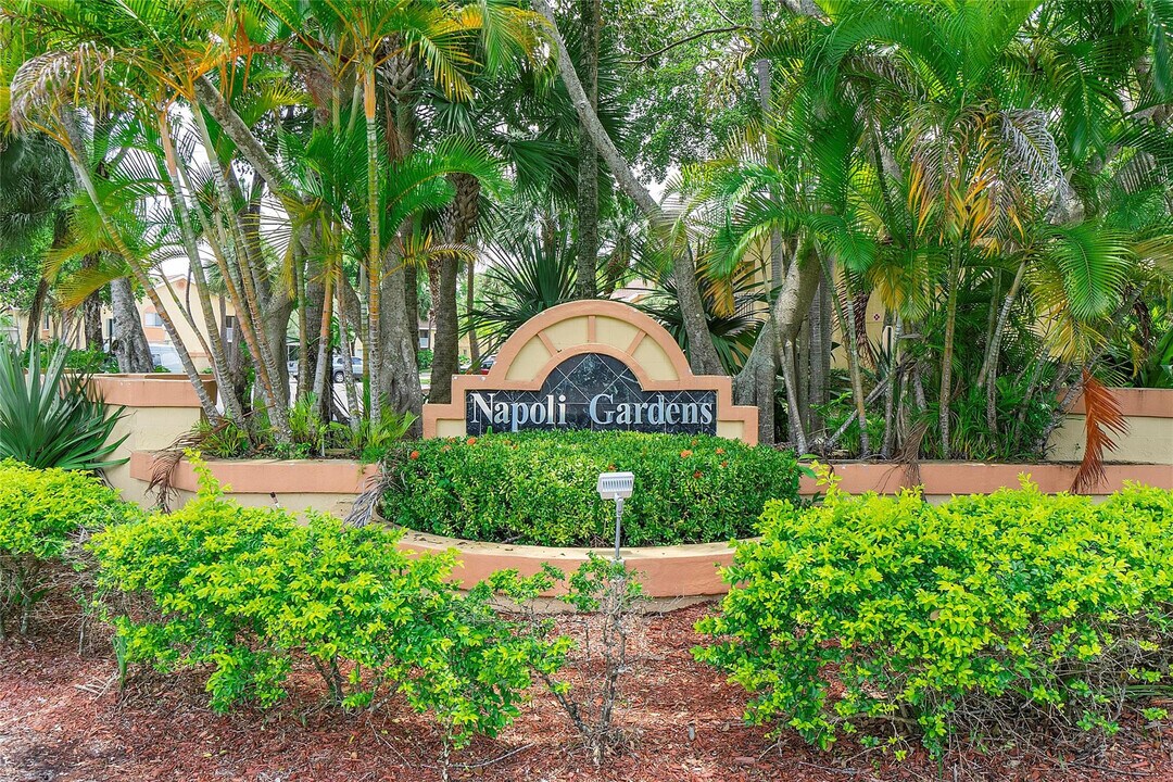 967 Coral Club Dr in Coral Springs, FL - Building Photo