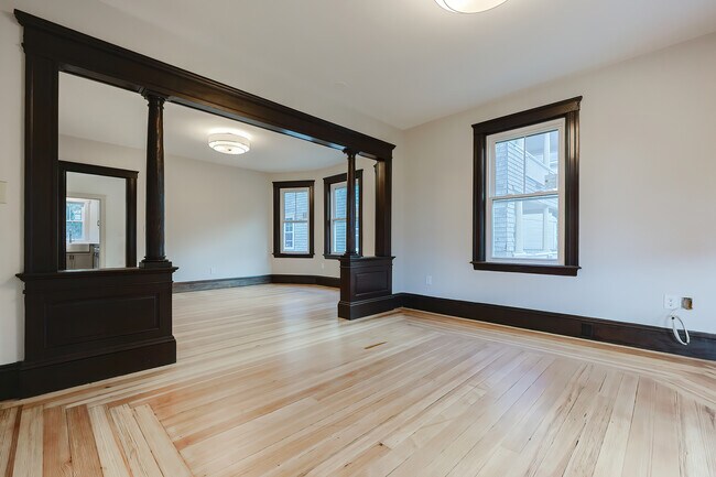 65 Burton St, Unit 2nd Floor in Bristol, RI - Building Photo - Building Photo