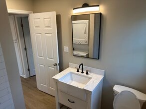 4103 N Center St, Unit #1 in Hickory, NC - Foto de edificio - Building Photo