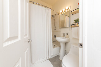 2251 W Melrose St, Unit 1 in Chicago, IL - Building Photo - Building Photo