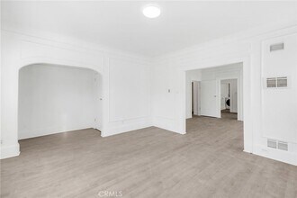 550 N Kenmore Ave in Los Angeles, CA - Foto de edificio - Building Photo