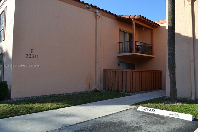 7230 Fairway Dr in Hialeah, FL - Building Photo - Building Photo